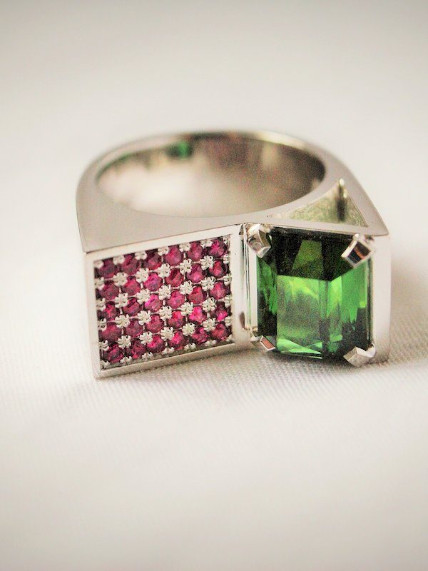 Bague or blanc tourmaline verte et pavage rubis