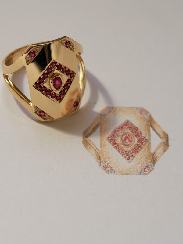 Bague or jaune avec rubis et diamants et son dessin