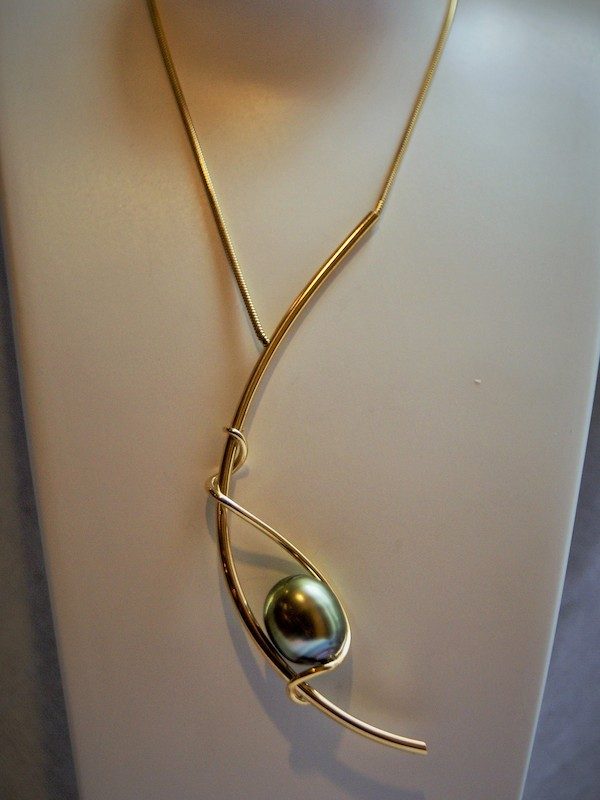 Collier or jaune et perle de Tahïti